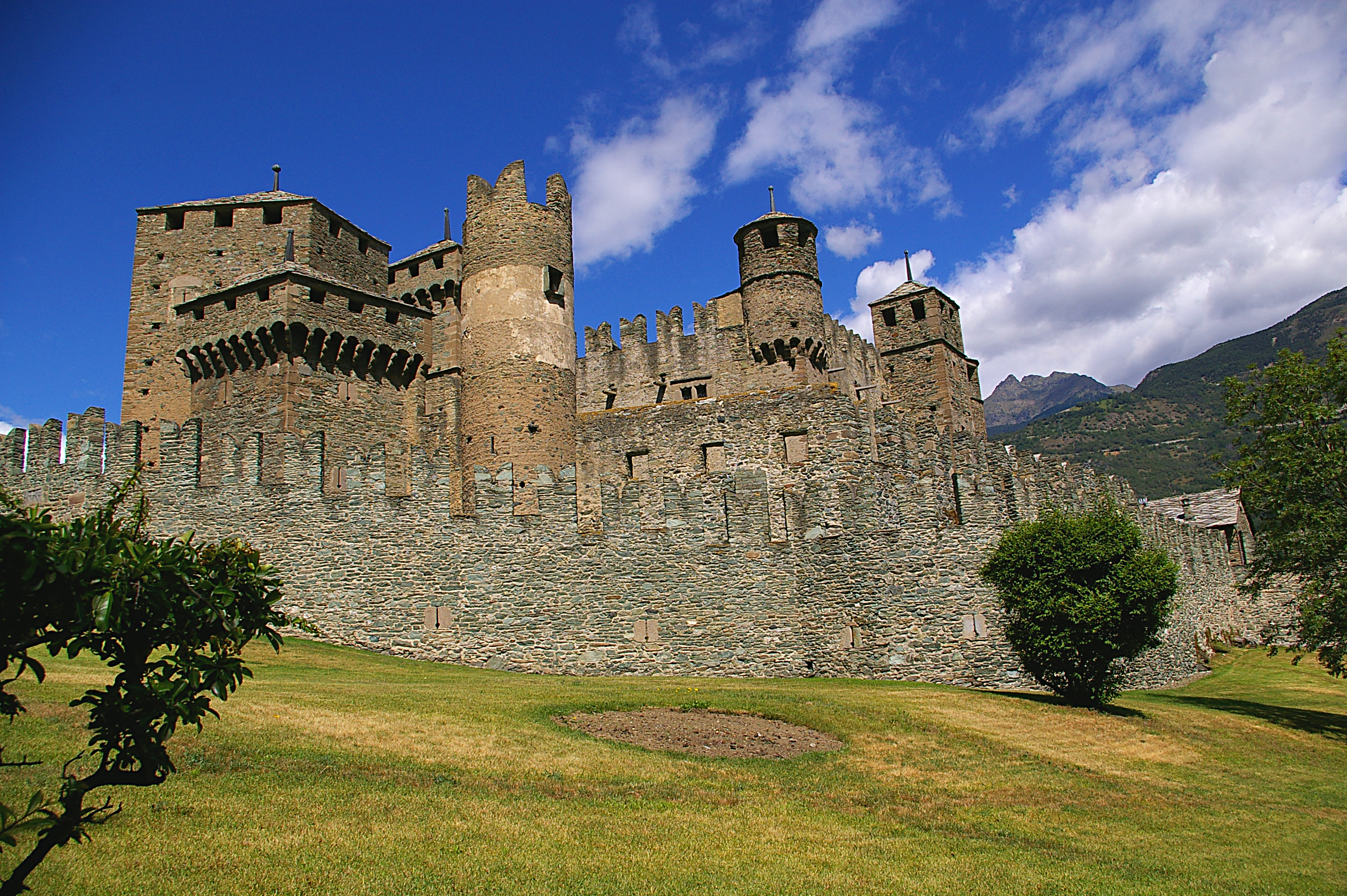I 5 castelli più belli della Valle d'Aosta: viaggio nel Medioevo alpino